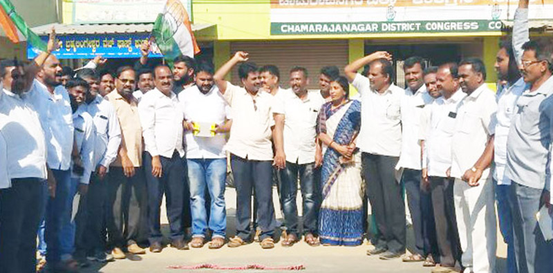 ಚಾಮರಾಜನಗರ: ಸುಪ್ರೀಂ ಕೋರ್ಟ್ ಅಂತಿಮ ತೀರ್ಪು ಹಿನ್ನೆಲೆ; ಸಿಹಿ ಹಂಚಿ ಸಂಭ್ರಮಾಚರಣೆ